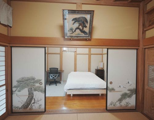 障子越しの光と襖絵の雅