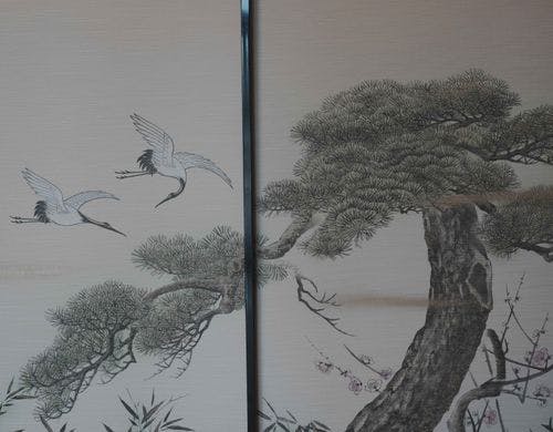 舞い降りる鶴と松の静寂