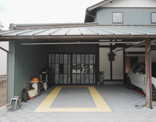 屋根付きの無料駐車場になります