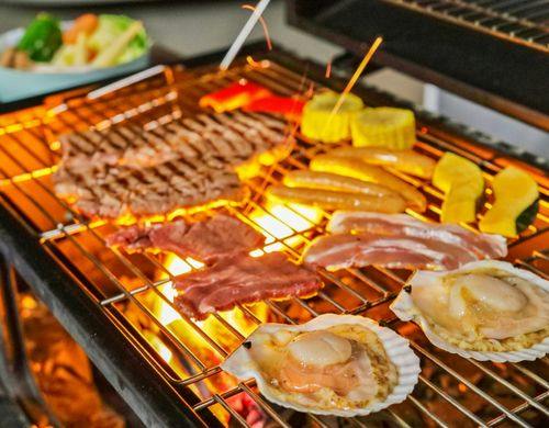 海の幸も山の幸も、炭火で豪快に