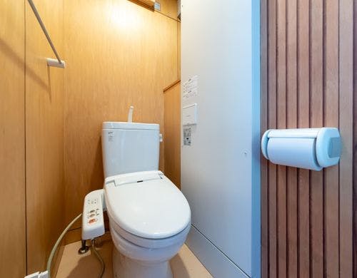 洗浄機付のトイレを完備しております。