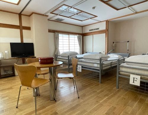 シングルベッドが６台あるお部屋