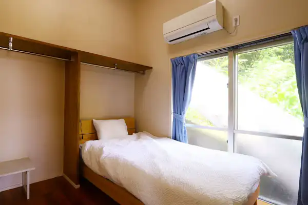 ภายในห้องนั่งเล่นมีเตียง 1 เตียง