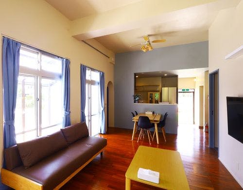 大きなソファの広々リビング