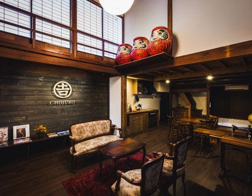 リビングスペースには長寿楼のロゴ