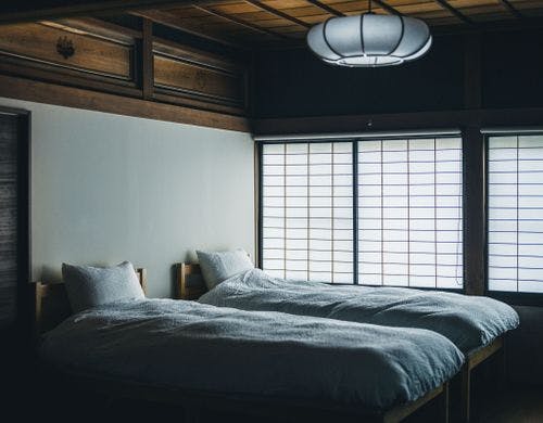 寝室横には障子