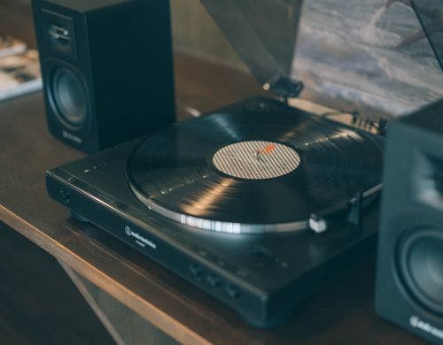 リビングにはレコードプレーヤーも