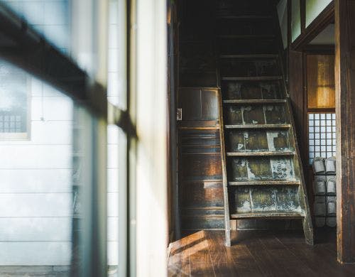 この家の歴史を刻んできた階段