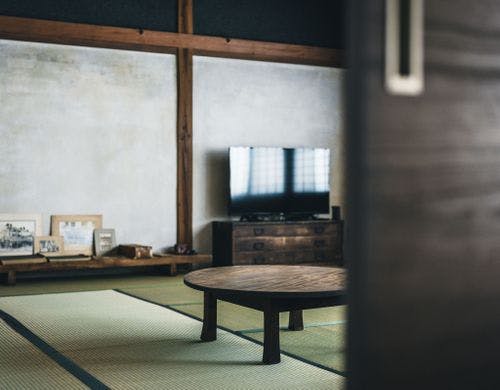 歴史を刻んできた柱が印象的和室