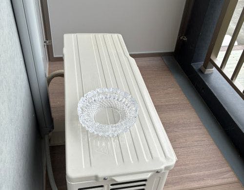 ベランダ喫煙可能のお部屋に灰皿あります