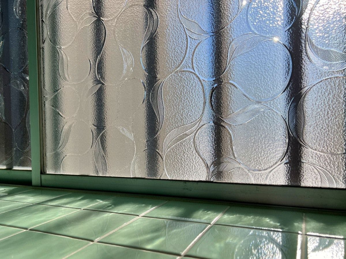 แสงที่ส่องผ่านกระจกแบบเรโทรในห้องอาบน้ำ