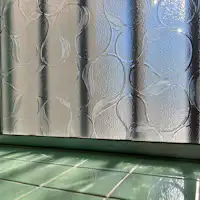 แสงที่ส่องผ่านกระจกแบบเรโทรในห้องอาบน้ำ