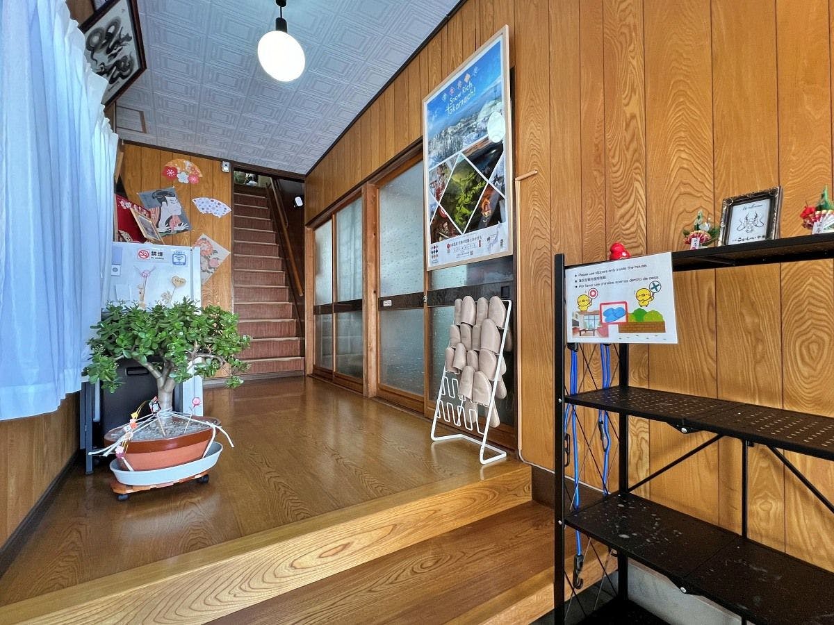 เมื่อเข้าประตูไป จะพบตู้เย็นส่วนกลางในทางเดิน