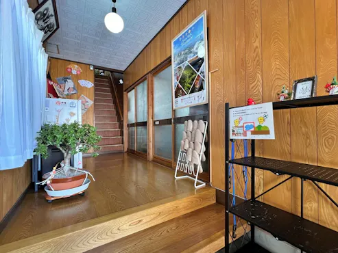 เมื่อเข้าประตูไป จะพบตู้เย็นส่วนกลางในทางเดิน