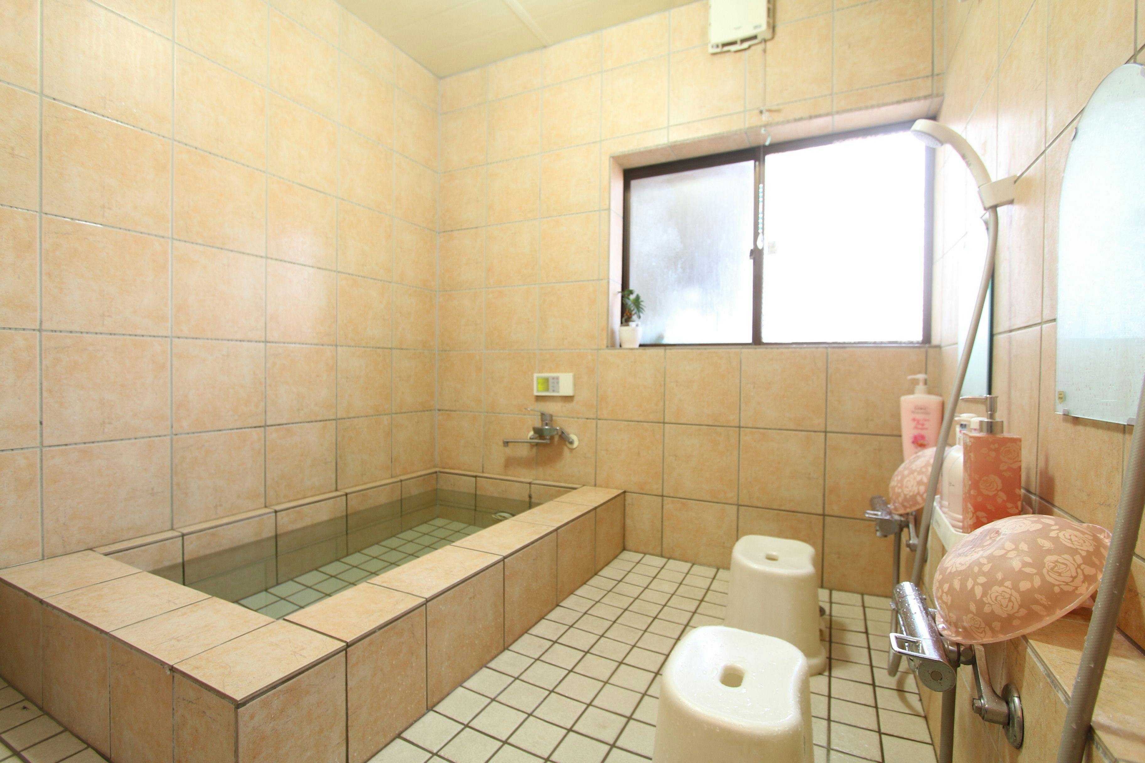 อ่างอาบน้ำที่มีน้ำพุร้อนธรรมชาติ