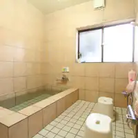 อ่างอาบน้ำที่มีน้ำพุร้อนธรรมชาติ