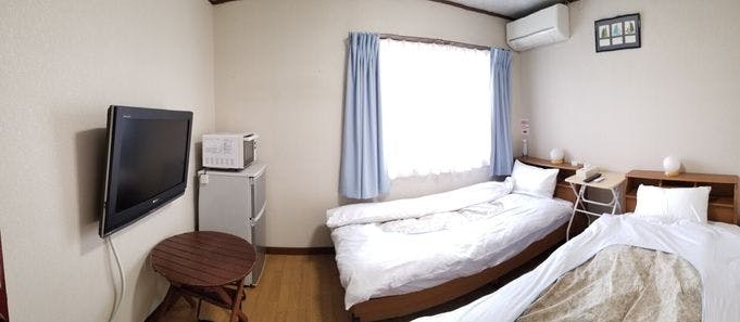 ห้องพักเตียงคู่ชั้น 1 ห้องน้ำและห้องอาบน้ำแยก