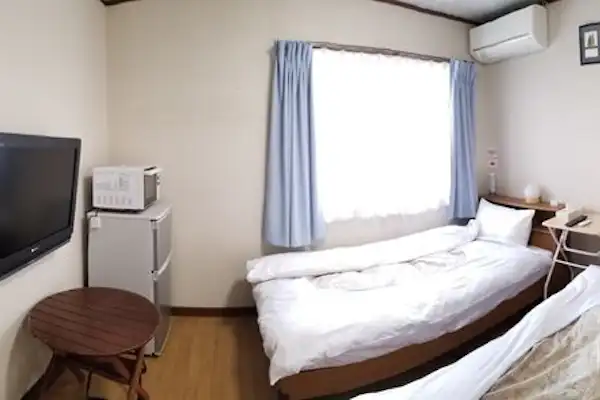 ห้องพักเตียงคู่ชั้น 1 ห้องน้ำและห้องอาบน้ำแยก