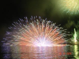 ดอกไม้ไฟทะเลสาบสุวะ