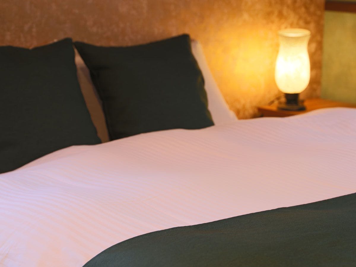 Contoh kamar dengan tempat tidur ukuran queen.