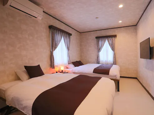 Kamar dengan tempat tidur Queen dan Semi-Double