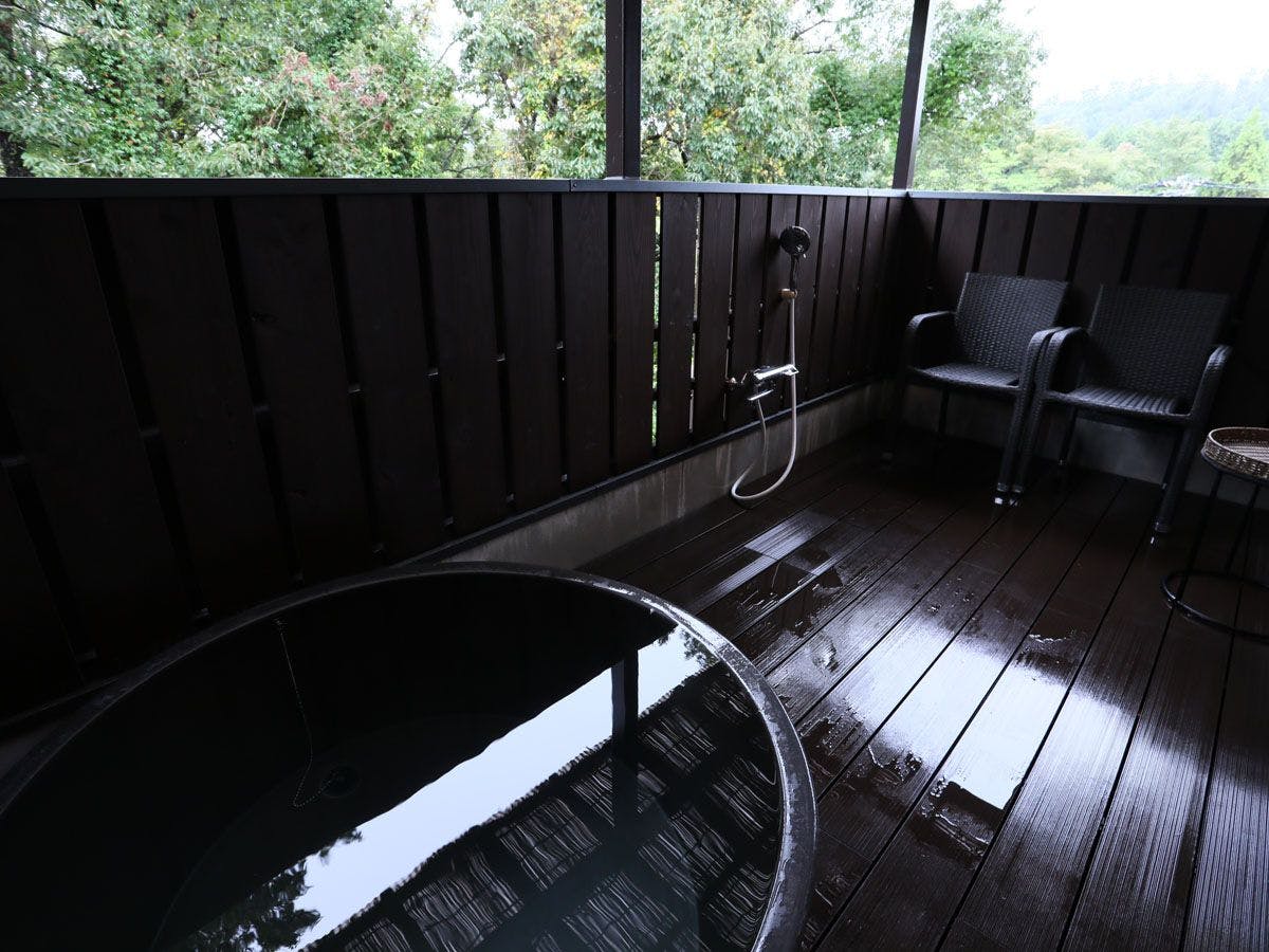 Mata air panas terbuka di kamar khusus dengan mata air panas terbuka.