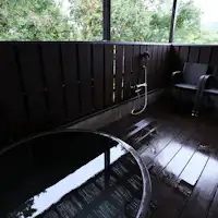 Mata air panas terbuka di kamar khusus dengan mata air panas terbuka.