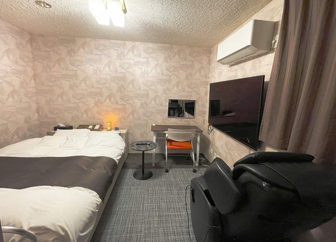 대형 TV와 마사지 의자 구비