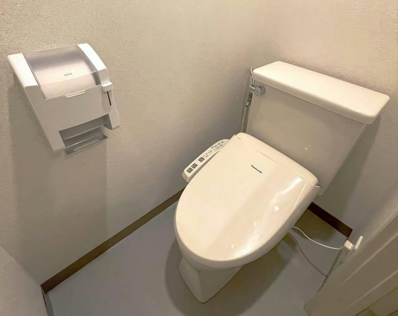 온수 세정 기능이 있는 비데 일체형 화장실(워슈렛)