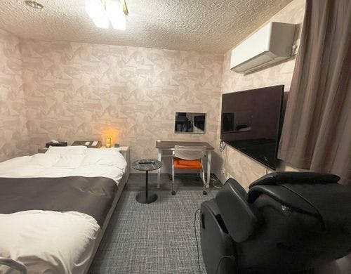 大型テレビとマッサージチェア付