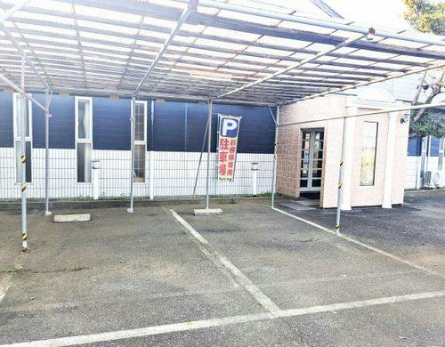 お客様専用の無料駐車場14台分ございます
