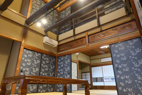 Ruang tamu dengan siling tinggi yang menghubungkan tingkat satu dan dua