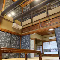 Ruang tamu dengan siling tinggi yang menghubungkan tingkat satu dan dua