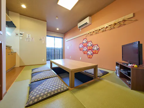 Lantai 1: Ruang tamu (1 set futon)