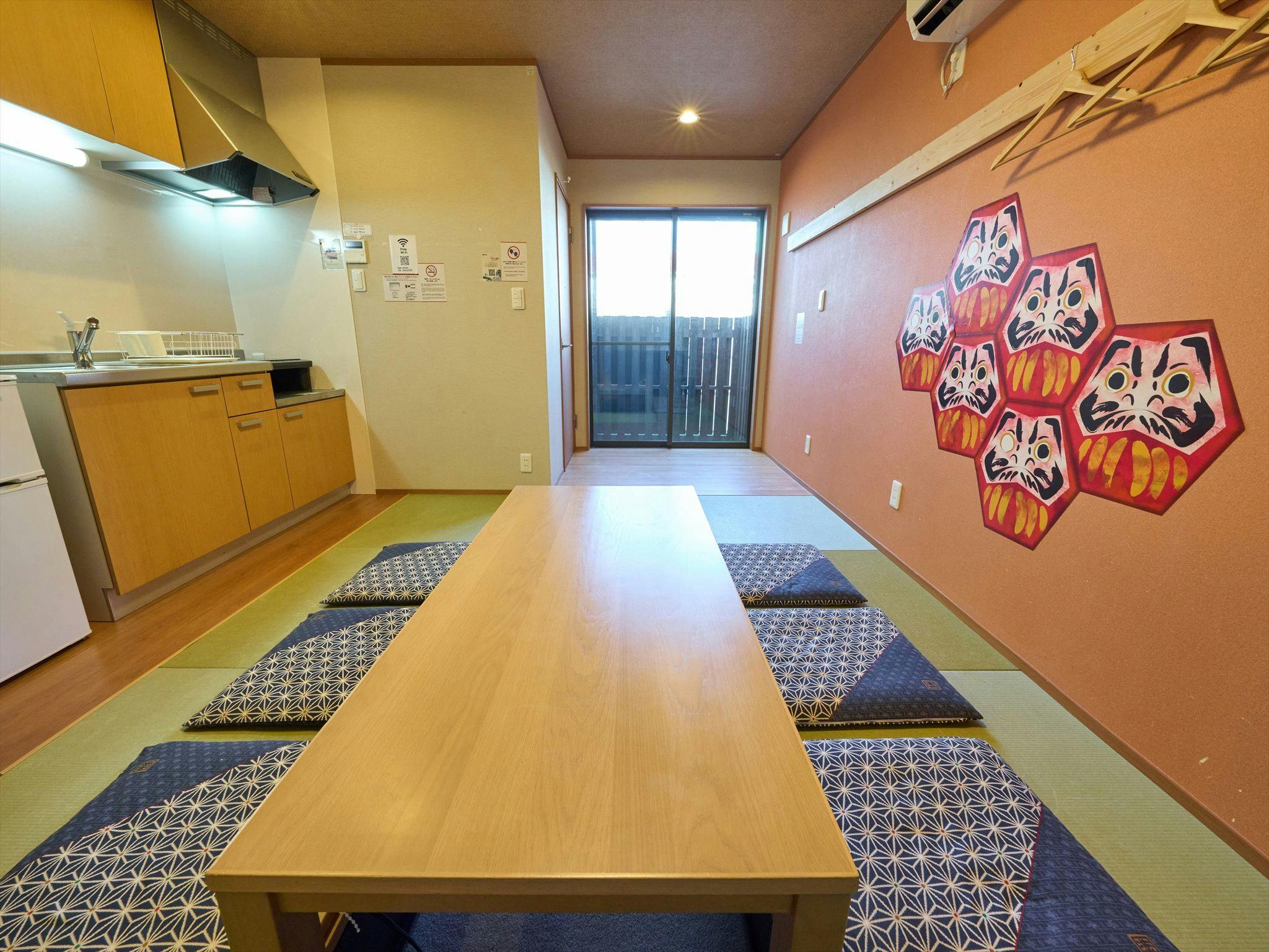 Lantai 1: Ruang tamu (1 set futon)