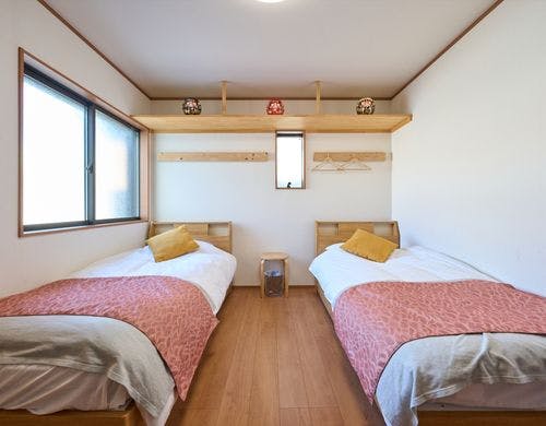 2階：洋室（シングルベッド2台）