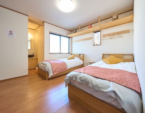 2階：洋室（シングルベッド2台）