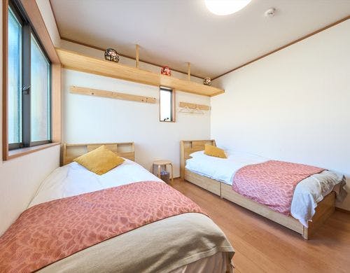 2階：洋室（シングルベッド2台）