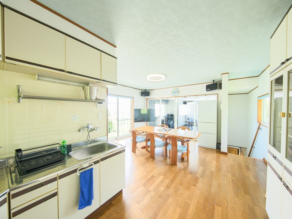 Pemandangan keseluruhan dapur dan ruang tamu