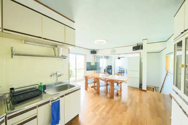 Pemandangan keseluruhan dapur dan ruang tamu