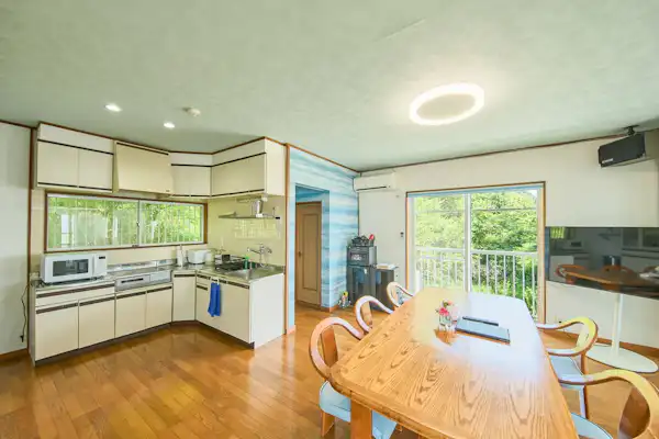 Pemandangan keseluruhan dapur dan ruang tamu