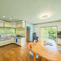 Pemandangan keseluruhan dapur dan ruang tamu