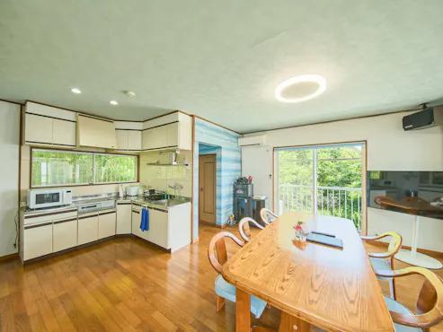 Pemandangan keseluruhan dapur dan ruang tamu