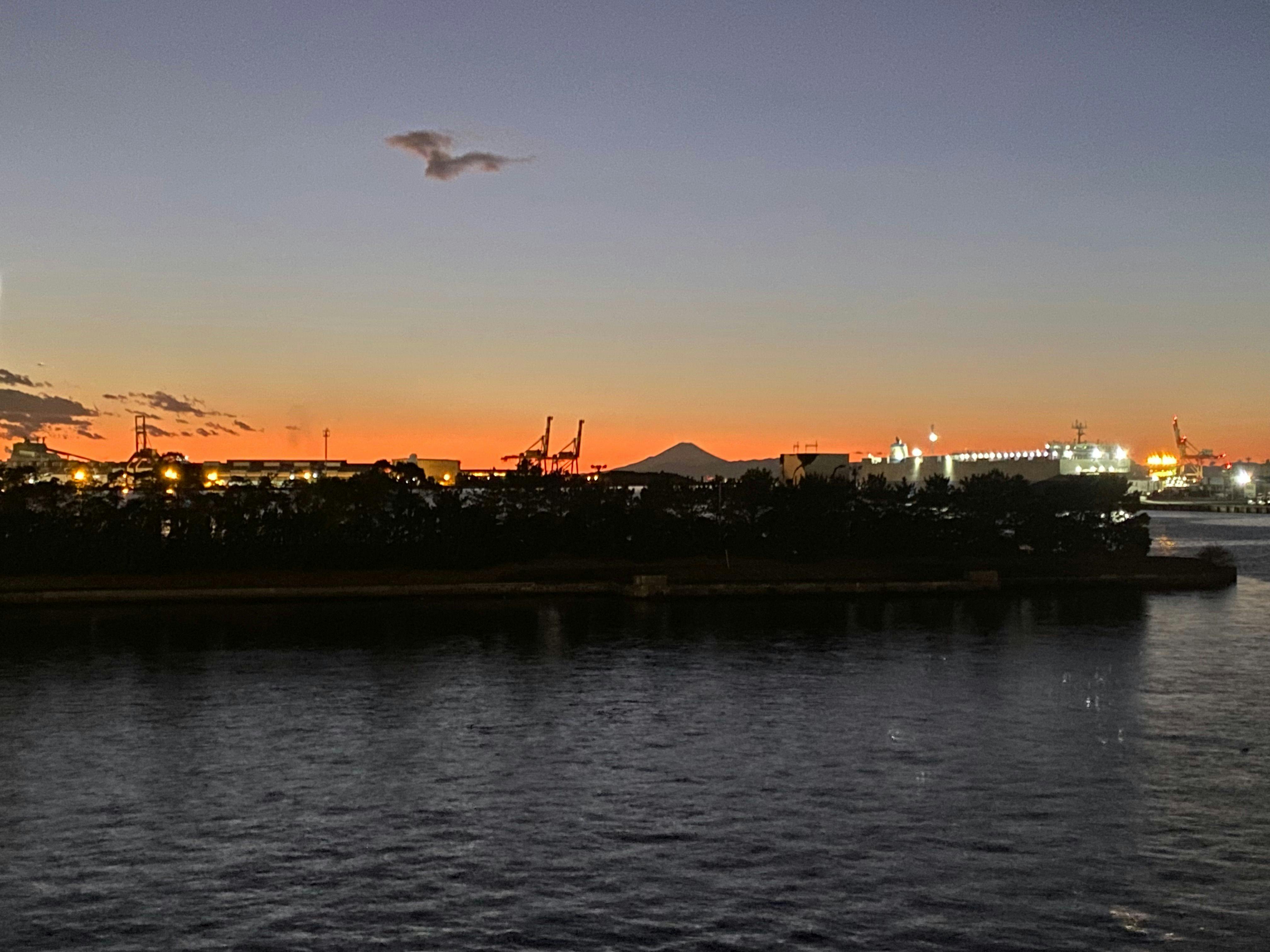 Suasana yang mempesona pada waktu senja.