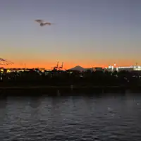 Suasana yang mempesona pada waktu senja.