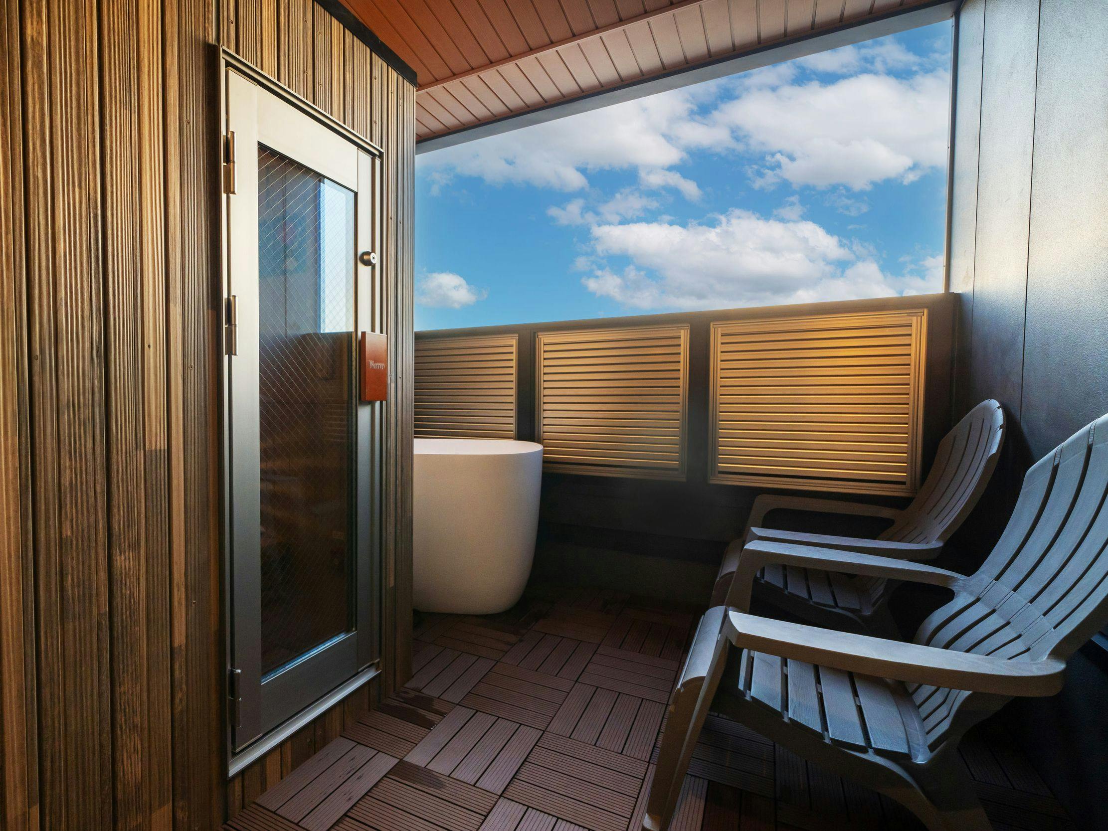 Dek terbuka dilengkapi sauna peribadi dan tab mandi air sejuk.