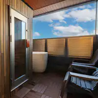 Dek terbuka dilengkapi sauna peribadi dan tab mandi air sejuk.