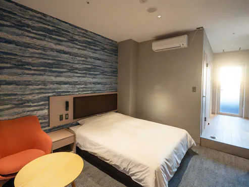 Bilik tetamu yang tenang dengan katil saiz queen