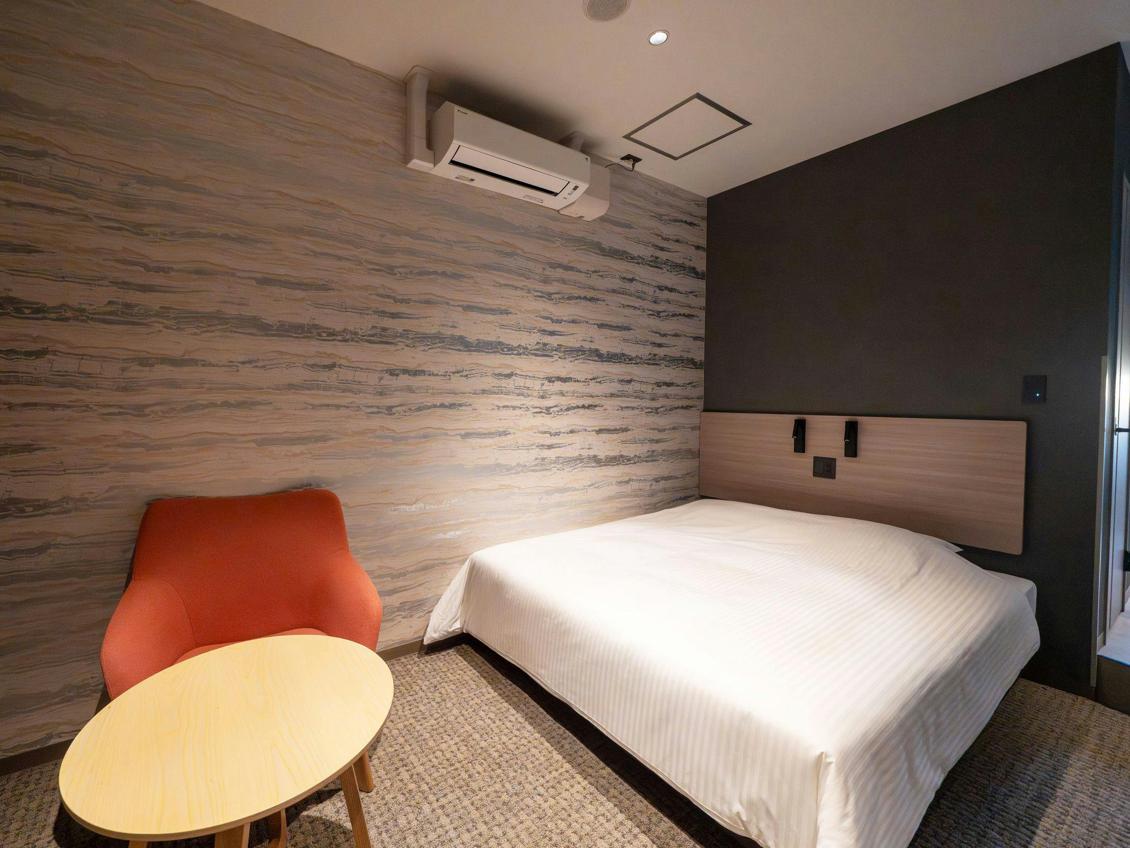 Bilik tetamu yang tenang dengan katil saiz queen