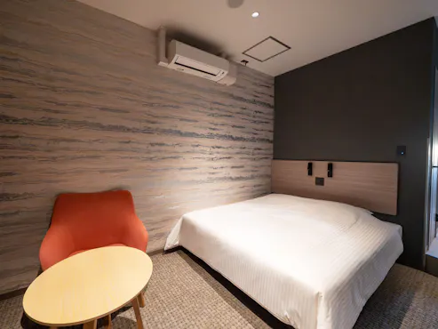 Bilik tetamu yang tenang dengan katil saiz queen